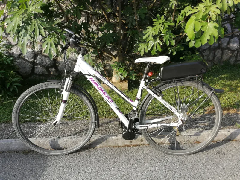 Predstavitev detajlov električnega pogona Roka kaže na tehnične podrobnosti pogonskega seta in baterije, poudarjajoč kakovost komponent za električna kolesa.