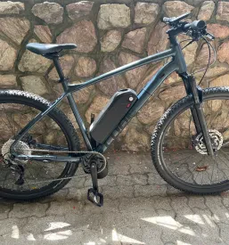 Detajlni pogled na visoko kakovostne baterijske celice pred njihovo izdelavo v robusten in zanesljiv baterijski sklop po meri.