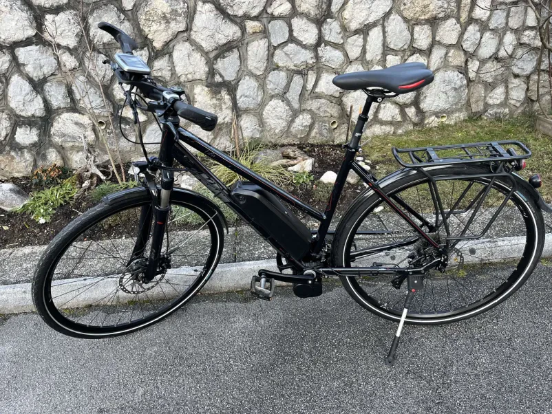 Servisiranje in montaža pogonskega seta kolesa Izkušeni tehnik skrbno opravlja montažo pogonskega seta na električno kolo v delavnici, del naše storitve prodaja servis in montaža baterijskih sklopov Savinjska.