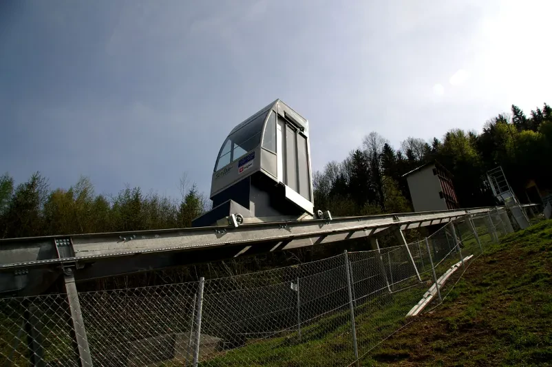 Poševno dvigalo na stopnicah kot del ponudbe za proizvodnjo in prodajo dvigal in transportnih naprav Borovnica, Slovenija.