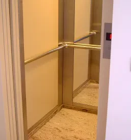Moderno osebno dvigalo z elegantno notranjostjo, zasnovano za varen in udoben prevoz potnikov med nadstropji.