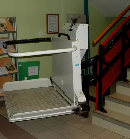 Ergonomska invalidska ploščad v delovanju, ki omogoča enostavno premagovanje arhitekturnih ovir in izboljšuje dostopnost.