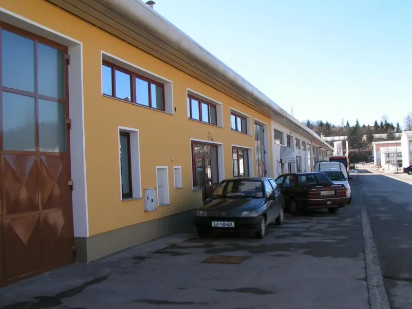Sodoben in urejen vhod v poslovalnico podjetja, ki se ukvarja s proizvodnjo in prodajo dvigal in transportnih naprav Borovnica, Slovenija.