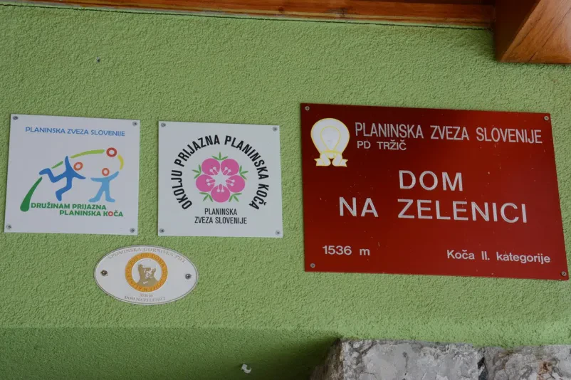 Zimski pohod na Zelenici Skupina dobro opremljenih planincev med zimskim pohodom po zasneženi Zelenici, uživajo v čudoviti gorski pokrajini.