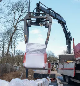Najem ugodnega hiab dvigala, ki opravlja transport velikega tovora na drugo lokacijo na Štajerskem.