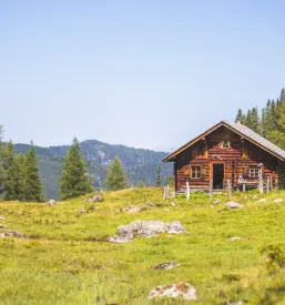 Samotna planinska koča v naravi v gorah.