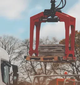 Velika roka na hiab dvigalu za razkladanje tovora, ki jo uporablja avtoprevozniško podjetje s Štajerske.