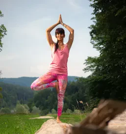 Učiteljici joge prikazujeta pravilno izvedbo asan za vse vadeče v Škofji Loki.