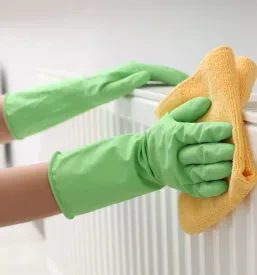 Temeljito čiščenje radiatorja v okviru generalnega čiščenja hiše.