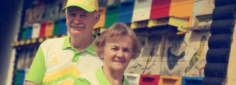 Razkošno čebelje satje, napolnjeno z zlatim medom, prikazuje bogato kakovost domačega medu Velenje.