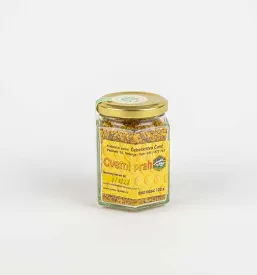 Posodica s sušenim cvetnim prahom, ki je bogat vir hranil in podpora za zdravje iz narave, čebelji pridelek.