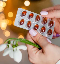 Ilustracija, ki ponazarja storitve certificiranja za kozmetične in farmacevtske izdelke, s poudarkom na čistosti in kakovosti.