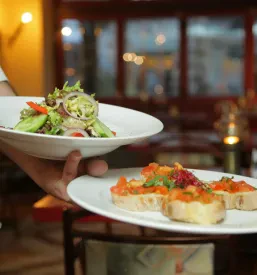 Grafična podoba restavracije, ki prikazuje pridobitev Halal certifikat Slovenija za gostinske in turistične storitve.