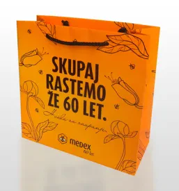 Predstavitev papirnatih vrečk Medex v naravnem okolju, poudarjajoč kakovost. Primer personalizirane papirnate vrečke po naročilu Slovenija za zdrav in naraven življenjski slog.