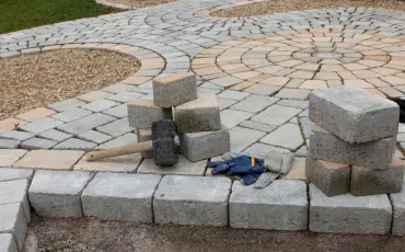 Asfalt ali tlakovci? Vodnik za popolno ureditev dvorišča