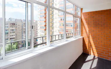Drsna zasteklitev balkona omogoča uživanje v vseh letnih časih